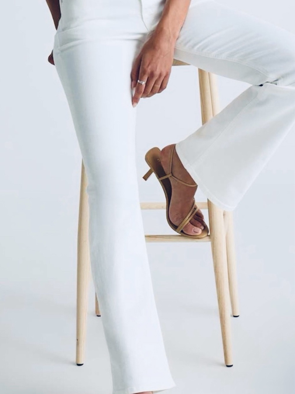 Quince - Bella Straight Jeans Womens 30 Cloud White Mid Rise Denim Stretch.